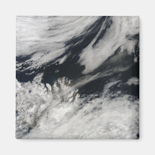 Íman Uma pluma de cinzas de cinza pálida sopra do cume (Frente)