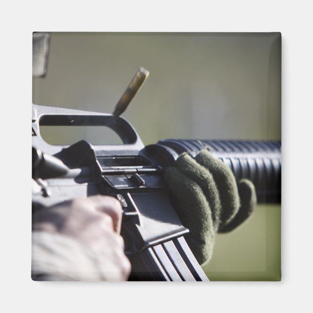 Íman Uma rodada voa da câmara de um M-16A2 (Frente)