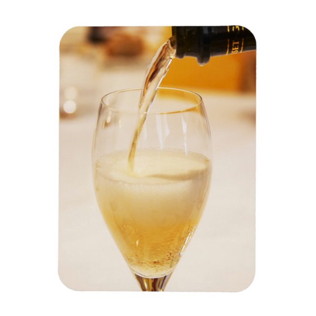 Íman Uma taça de flûte sendo enchida com Gosset (Vertical)