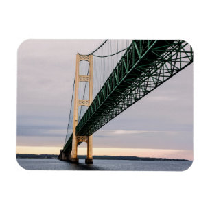 Íman Uma vista da ponte Mackinac a partir do Lago Michi