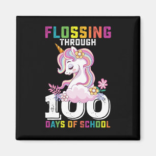 Íman Unicórnio Passando Fio Dental nos 100 Dias de Esco