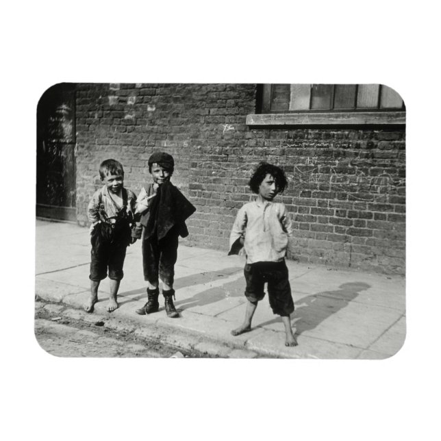Íman Urchins de rua em Lambeth (foto b/w) (Horizontal)