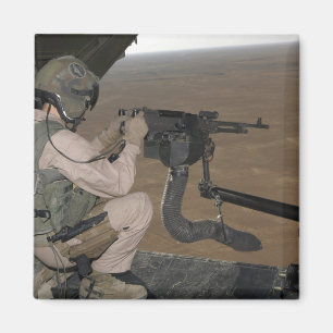 Íman US Marine test disparando uma metralhadora pesada