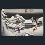Íman Utagawa Hiroshige - Neve à noite em Kanbara<br><div class="desc">Noite de Neve em Kanbara - Número 16 na série 53 Estações do Tokaido,  Woodblock color impressão,  1833-1834. Ukiyo-e impressão mostra neve profunda cobrindo a inclinação de Kanbara à noite.</div>