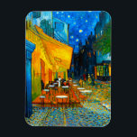 Íman Van Gogh Café Terrace à Noite<br><div class="desc">Magnet com a pintura a óleo de Vincent van Gogh Café Terrace à Noite (1888). Estrelas amarelas pintam o céu azul noturno acima de um café ao ar livre na França. Um presente maravilhoso para fãs do Impressionismo Poste e da arte holandesa.</div>