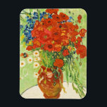 Íman Vase com Cornflower e Poppies, Van Gogh<br><div class="desc">Pintado em 1886, esse óleo na pintura de canvas é caracterizado por uma perfeita mistura de cor e escova. Contra um fundo azul pintado levemente, Van Gogh pintou um vaso com um buquê de flores azuis de cor intensa, papoilas vermelhas brilhantes e margueritas brancas cremosas. As cores vibrantes das flores,...</div>