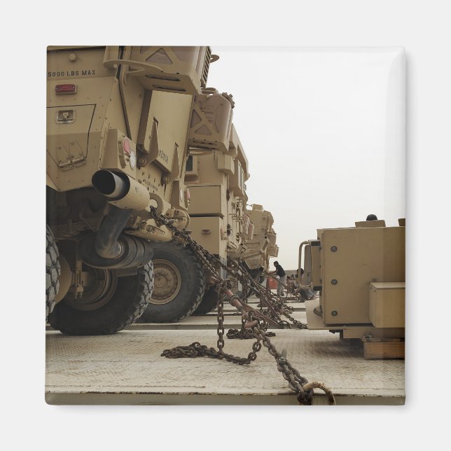 Íman Veículos militares são trancados em caminhonete (Frente)