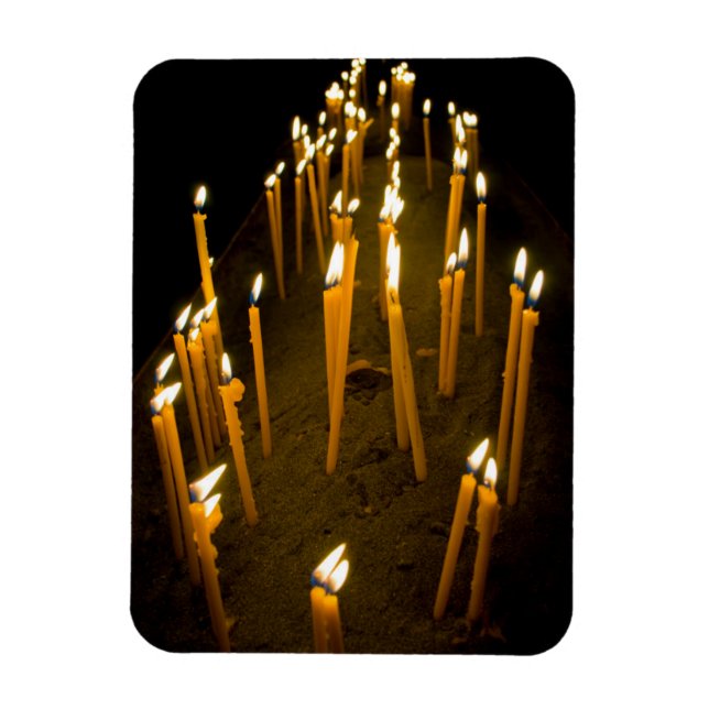 Íman Velas acenderam em uma igreja, Armênia (Vertical)