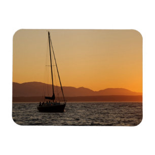 Íman Velero ao pôr do sol no Puget Sound