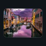 Íman Veneza, Itália Canal Cênico e Arquitetura Veneza<br><div class="desc">Um ímã com uma bela fotografia paisagística de um canal em Veneza,  Itália. Com nuvens roxas escuras,  parece que uma tempestade está chegando. Captura de excelentes da arquitetura venetiva única e reflexões aquáticas.</div>