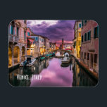 Íman Veneza, Itália Canal Cênico e Arquitetura Veneza<br><div class="desc">Um ímã com uma bela fotografia paisagística de um canal em Veneza,  Itália. Com nuvens roxas escuras,  parece que uma tempestade está chegando. Captura de excelentes da arquitetura venetiva única e reflexões aquáticas.</div>