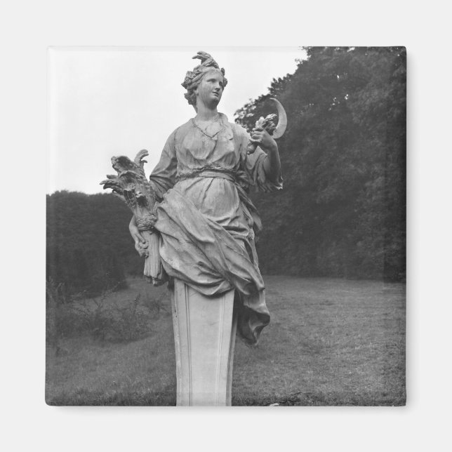 Íman Verão, estátua nos jardins (Frente)