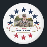 Íman Veteran Service Foto Red White Blue Magnet<br><div class="desc">Honre o seu funcionário com este ímãs redondos, azuis, brancos e azuis, de três polegadas, com uma fotografia circular centrada no solteiro, estrelas e faixa de faixas com uma borda falsa e espaços reservados para o nome e a posição do seu serviço especial. presentes de excelente para pais e avós...</div>