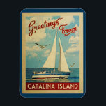 Íman Viagens vintage Califórnia do veleiro da ilha de<br><div class="desc">Este os cumprimentos das características de design náuticas das viagens vintage de Califórnia da ilha de Catalina uma navigação do barco na água com gaivotas e um céu azul encheram-se com as nuvens brancas inchado lindos.</div>
