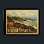 Íman Viagens vintage Costeira de Rhode Island<br><div class="desc">Design de Rhode Island no estilo Viagens vintage com uma cena costeira com o oceano Atlântico e a terra rochosa cênica de Rhode Island. Obrigados à foto de Lee Coursey como base: http://bit.ly/1B9mXos</div>