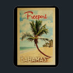 Íman Viagens vintage da Árvore Palm Freeport<br><div class="desc">Um impressão de arte moderna das Bahamas Freeport do século médio,  em estilo viagens vintage. Ele apresenta uma palmeira curva na praia arenosa com oceano sob um céu azul nublado.</div>