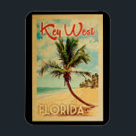 Íman Viagens vintage da praia da palmeira de Key West<br><div class="desc">Design de Key West Florida no estilo das viagens vintage que caracteriza uma palmeira na praia com oceano e céu.</div>
