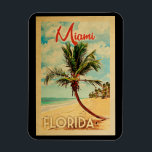 Íman Viagens vintage da praia da palmeira de Miami<br><div class="desc">Design de Miami Florida no estilo das viagens vintage que caracteriza uma palmeira na praia com oceano e céu.</div>