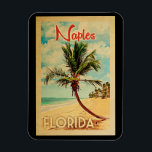 Íman Viagens vintage da praia da palmeira de Nápoles<br><div class="desc">Design de Nápoles Florida no estilo das viagens vintage que caracteriza uma palmeira na praia com oceano e céu.</div>