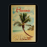 Íman Viagens vintage de Árvore de Palma de Havana<br><div class="desc">Um impressão artístico moderno do século médio único de Havana Cuba,  no estilo viagens vintage. Ele apresenta uma palmeira curva na praia arenosa com oceano sob um céu azul nublado.</div>