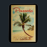 Íman Viagens vintage de Árvore de Pensacola<br><div class="desc">Uma impressão de arte moderna de Pensacola,  na Flórida,  do século médio,  em estilo viagens vintage. Ele apresenta uma palmeira curva na praia arenosa com oceano sob um céu azul nublado.</div>