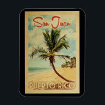 Íman Viagens vintage de Árvore San Juan Palm<br><div class="desc">Um impressão de arte San Juan Porto Rico,  moderno século médio,  em estilo viagens vintage. Ele apresenta uma palmeira curva na praia arenosa com oceano sob um céu azul nublado.</div>