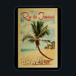 Íman Viagens vintage de Palmeiras do Rio de Janeiro<br><div class="desc">Um impressão de arte do Brasil moderno do médio,  no estilo da poster viagens vintage,  exclusivamente retrógrado. Ele apresenta uma palmeira curva na praia arenosa com oceano sob um céu azul nublado.</div>