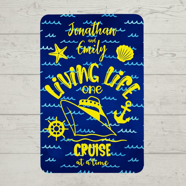 Íman Vida personalizada Um Cruzeiro por Tempo Magno (Living life one cruise at a time.  Personalized cruise door magnet.)
