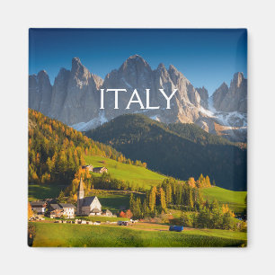 Íman Vila das dolomites no ímã do texto do quadrado d