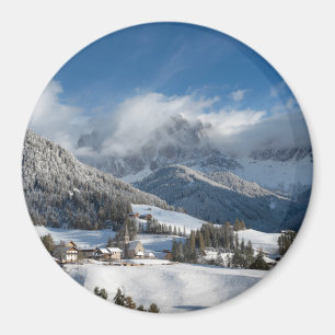 Íman Vila pequena com as montanhas das dolomites na