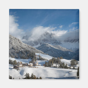 Íman Vila pequena com as montanhas das dolomites na