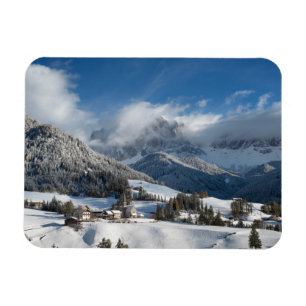 Íman Vila pequena com as montanhas das dolomites na