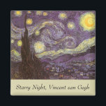 Íman Vincent van Gogh - Noite Estrelada<br><div class="desc">Starry Night (1889), por Vincent van Gogh, é um apos impressionismo de pintura paisagística de arte. Uma vista de uma cidade num vale à noite com as nuvens a girar, as estrelas a brilhar e uma bela lua ouro amarela. Foi pintado durante o dia pela memória e é a pintura...</div>
