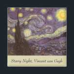 Íman Vincent van Gogh - Noite Estrelada<br><div class="desc">Starry Night (1889), por Vincent van Gogh, é um apos impressionismo de pintura paisagística de arte. Uma vista de uma cidade num vale à noite com as nuvens a girar, as estrelas a brilhar e uma bela lua ouro amarela. Foi pintado durante o dia pela memória e é a pintura...</div>