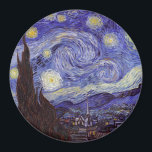 Íman Vincent Van Gogh Starry Night Vintage Fine Art<br><div class="desc">Vincent van Gogh Starry Night Fine Art Painting Starry Night Starry Night é uma pintura do artista poste-impressionista holandês Vincent van Gogh. O céu azul à noite está cheio de nuvens, estrelas e uma lua crescente brilhante. A Noite Estrelada é a única noturna na série de visões da janela do...</div>