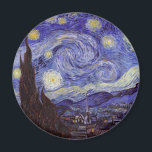 Íman Vincent Van Gogh Starry Night Vintage Fine Art<br><div class="desc">Vincent van Gogh Starry Night Fine Art Painting Starry Night Starry Night é uma pintura do artista poste-impressionista holandês Vincent van Gogh. O céu azul à noite está cheio de nuvens, estrelas e uma lua crescente brilhante. A Noite Estrelada é a única noturna na série de visões da janela do...</div>