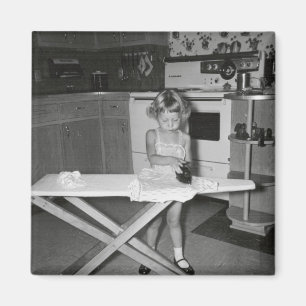 Íman Vintage 1950 Girl in Kitchen Magnet
