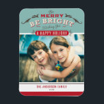 Íman Vintage Be Feliz Bright Cotação Foto de Natal<br><div class="desc">Seja Feliz, Seja Brilhante | Traga um pouco de alegria de férias para sua casa com nosso Magnet de Natal personalizável! Perfeito para mostrar memórias queridas, este ímã permite que você personalize com sua foto festiva favorita, fazer uma adição única ao seu decoro de férias. Este imã de Natal ilustra...</div>