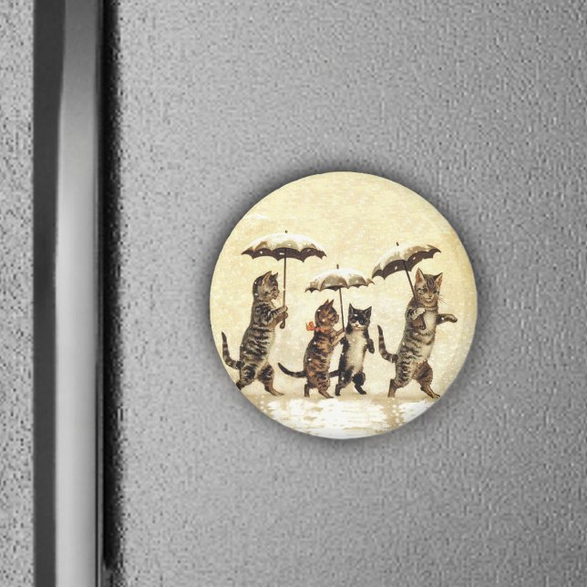 Íman Vintage Cats Umbrella Neve (Brown striped cats walking upright with umbrellas in snow on yellow round magnet.)