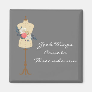 Íman Vintage costurando roupas bonitas