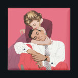 Íman Vintage Love and Romance, Newlyweds em rosa<br><div class="desc">Vintage ilustration love and romance design apresentando um feliz novo casal abraçando e abraçando. Ela está prestes a sussurrar um segredo para a sua querida.</div>