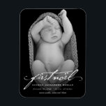 Íman Vintage Manuscrito Script Primeira Foto de Noel de<br><div class="desc">Caligrafia Vintage Script Foto Flexível de 1rua do Noel do Baby. Este clássico anúncio minimalista de natalidade / o primeiro ímã flexível do noel (natal) do bebê apresenta um roteiro de caligrafia de caligrafia vintage com o nome do bebê, data de nascimento e estatísticas do bebê em texto sérvio que...</div>