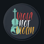 Íman Viola Not Violin Funny Violist Orchestra Music<br><div class="desc">Design de fã de música da orquestra retrorreflectora da Vintage para aqueles tocando instrumento musical de corda em uma banda de música ou sinfonia. Legal mercadoria de amante de música clássica para violista, violinista, músico e artista. Perfeito para professor de violino, fã de orquestra e aqueles que adoram tocar violino...</div>