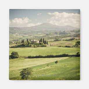 Íman Vista através da paisagem de Tuscan à casa da