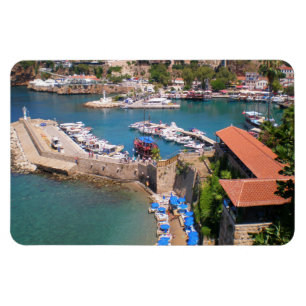 Íman Vista do porto, praia Mermerly na cidade de Antaly