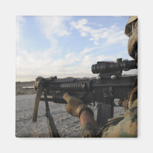 Íman Vistas de um soldado dentro a atear fogo em um