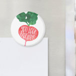 Íman Você Parece Radical | Veggie Pun<br><div class="desc">O engraçado design apresenta "você parece radishing" em tipografia de estilo branco escrita à mão,  gravada com dentro a ilustração de rabanete vermelho de aquarela. Gatinho bonito para comida,  chef,  vegetariano ou noz de saúde na sua vida! Mais trocadilhos de vegetais disponíveis em nosso compro.</div>