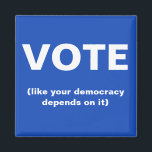 Íman Votar como a sua democracia depende da eleição<br><div class="desc">Um ímã eleitoral com um quadrado azul que diz Vote (como sua democracia depende disso).</div>