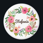 Íman Watercolor Boho Floral Wreath Personalizado<br><div class="desc">Íman floral personalizável. Apresenta uma camada floral de cor d'água de flores cor rosa e laranja,  verde,  lavanda e penas. Este íman floral é perfeito como presente personalizado.</div>