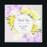 Íman Watercolor Freesia Flowers Casamento Obrigado<br><div class="desc">Flores belas e elegantes,  de aquarela,  flores de cor amarela,  lavanda e branca,  formando um adorável arranjo floral com um crachá branco redondo. Personalize alterando os nomes e o texto ou personalize ainda mais para adicionar seu próprio toque</div>